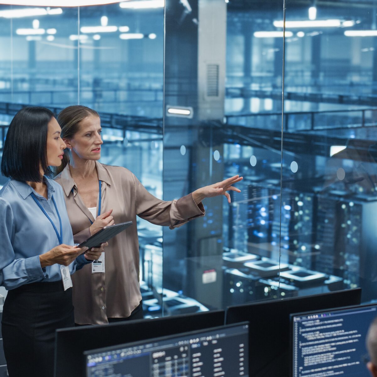 Dans un datacenter moderne, Caucasian Female Data Scientist et Asian Female