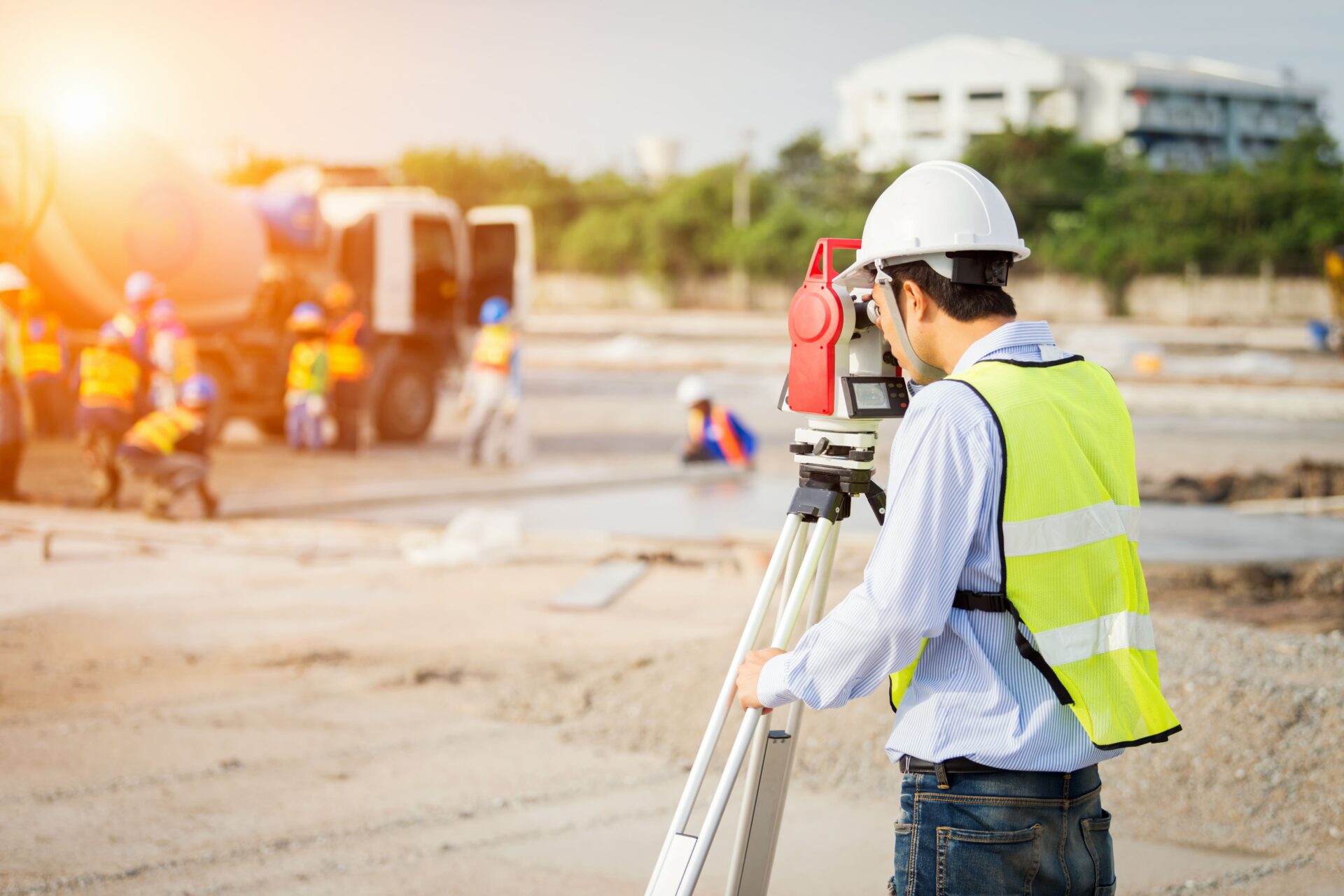 ingénieur géomètre travaillant avec theodolite sur le chantier