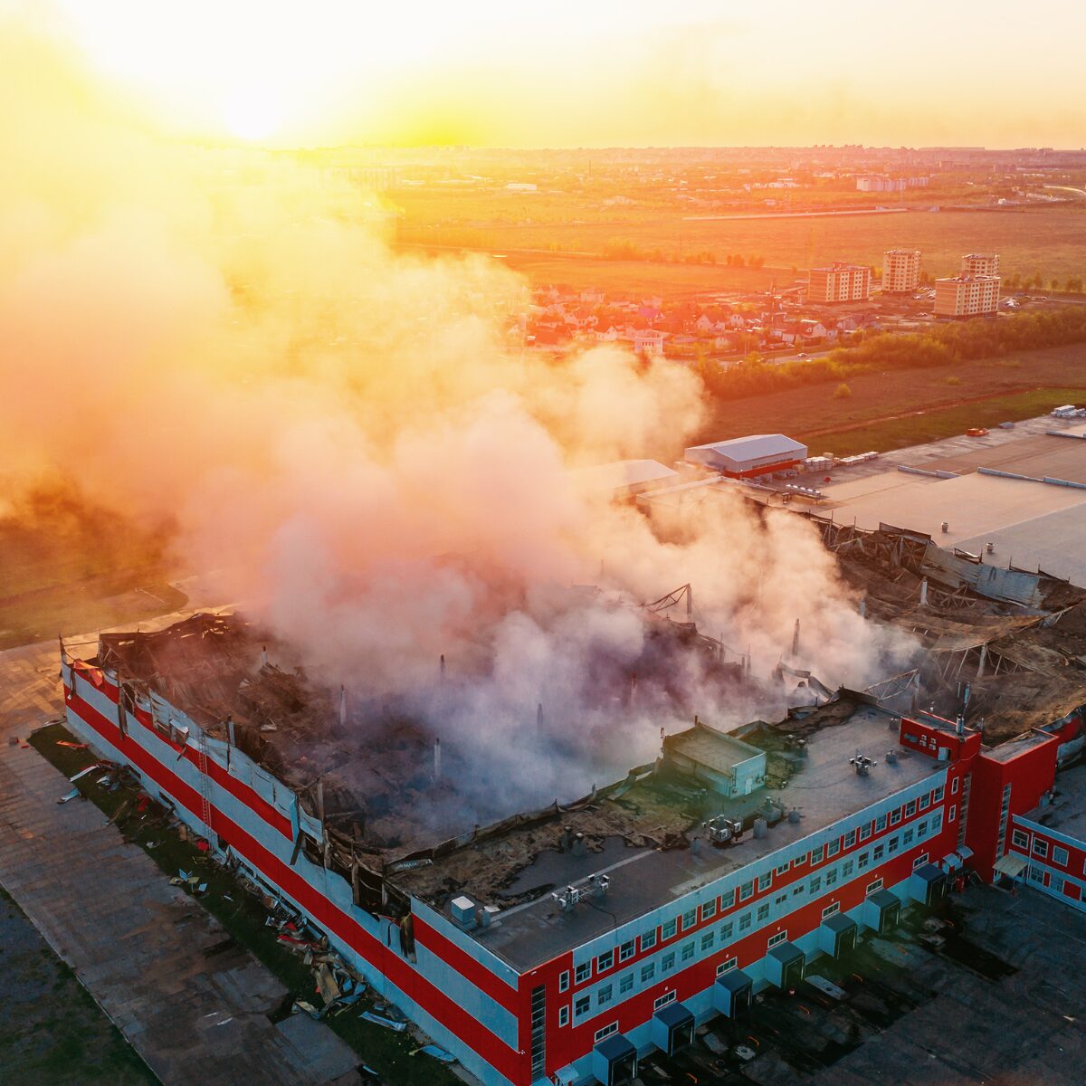 Fumée qui s'échappe d'un site industriel