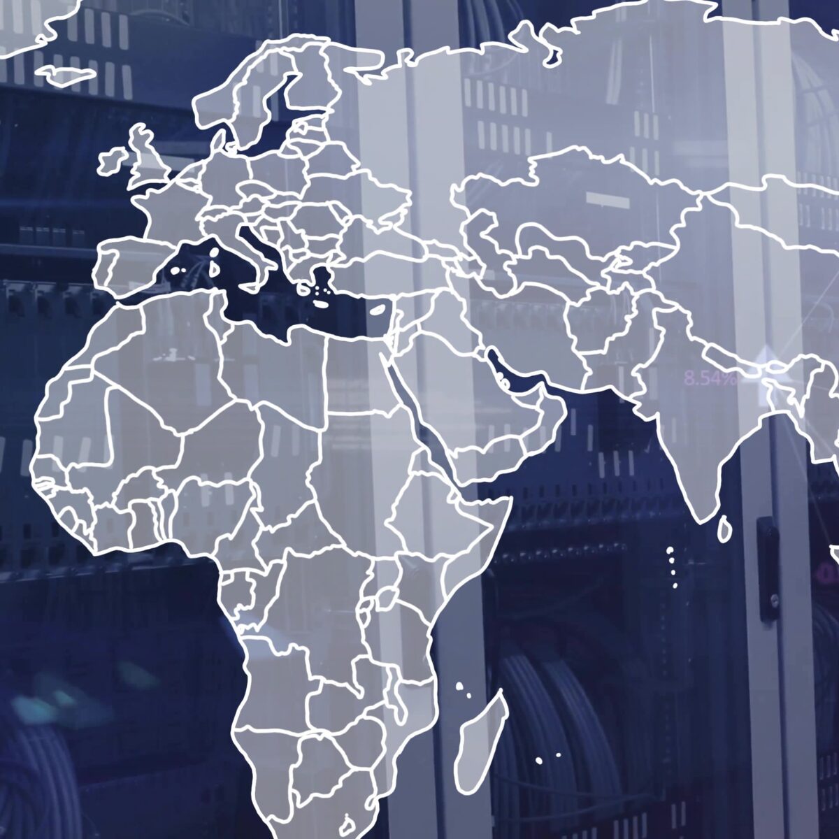 Affichage de la carte du monde sur le panneau vitré de la salle des serveurs, montrant les racks et les câbles des serveurs. Datacenter, armoire, connectivité, topologie, surveillance, sécurité, futuriste